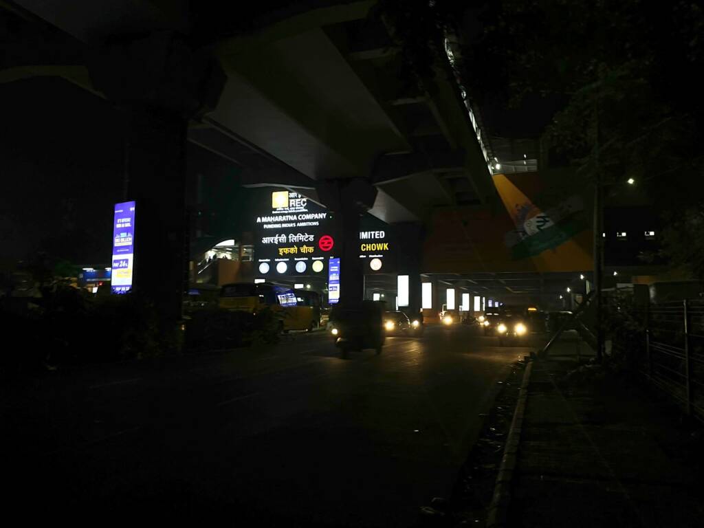 マハラトナカンパニー　駅　OOH広告　夜